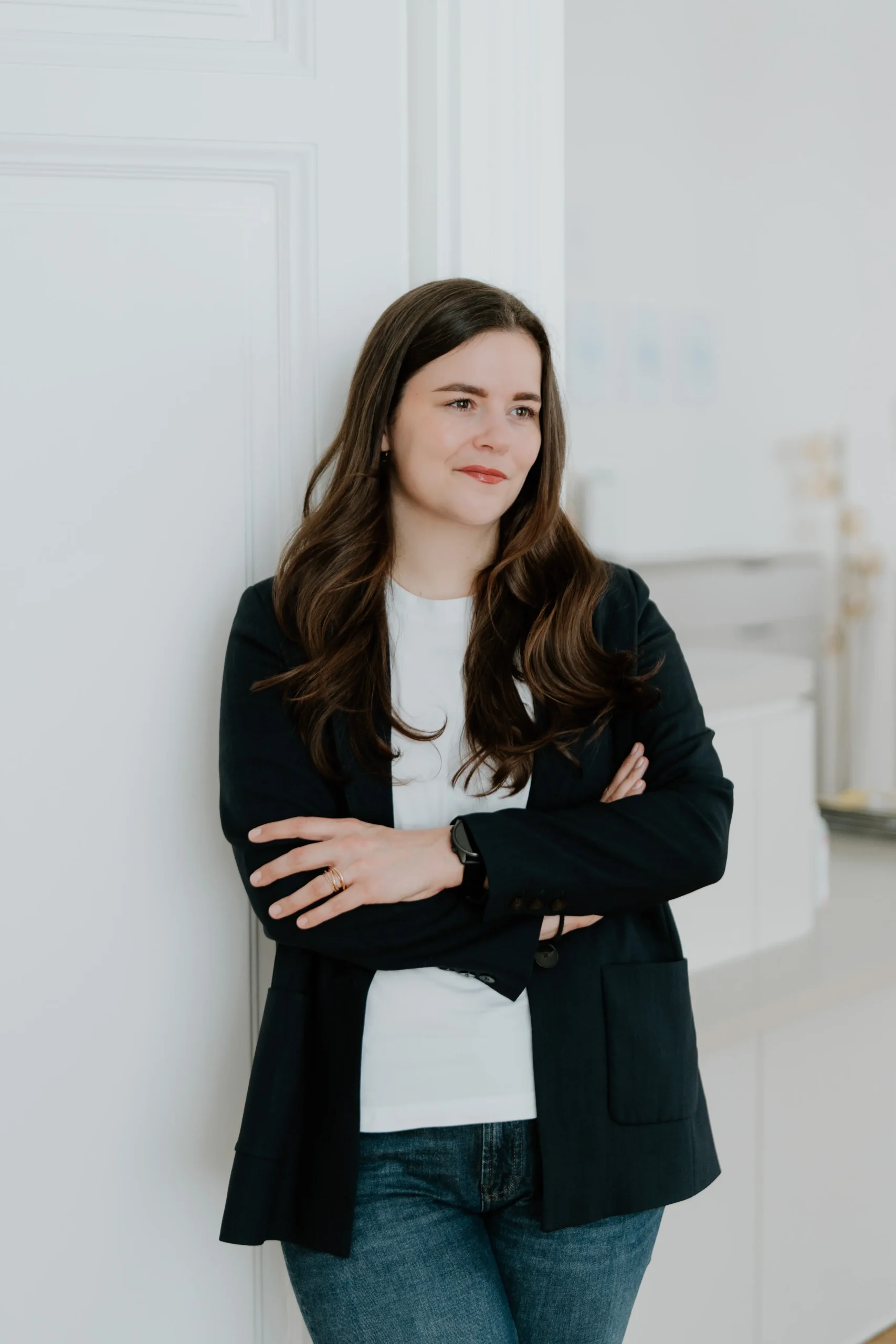 Allgemeinmedizin Wien, Dr. Katharina Udvari, Portraitfoto stehend
