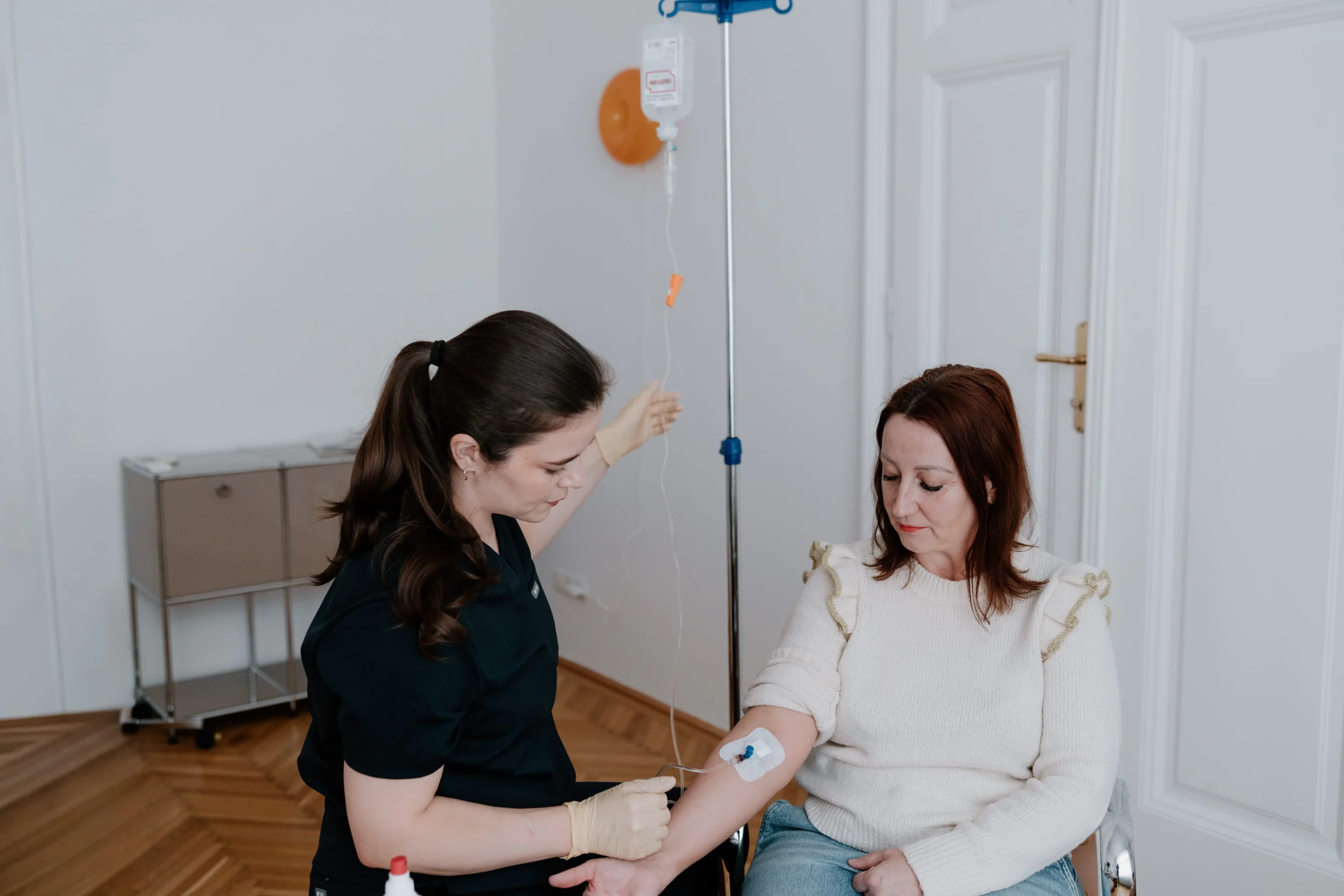 Dr. Katharina Udvari gibt Patientin eine Infusion
