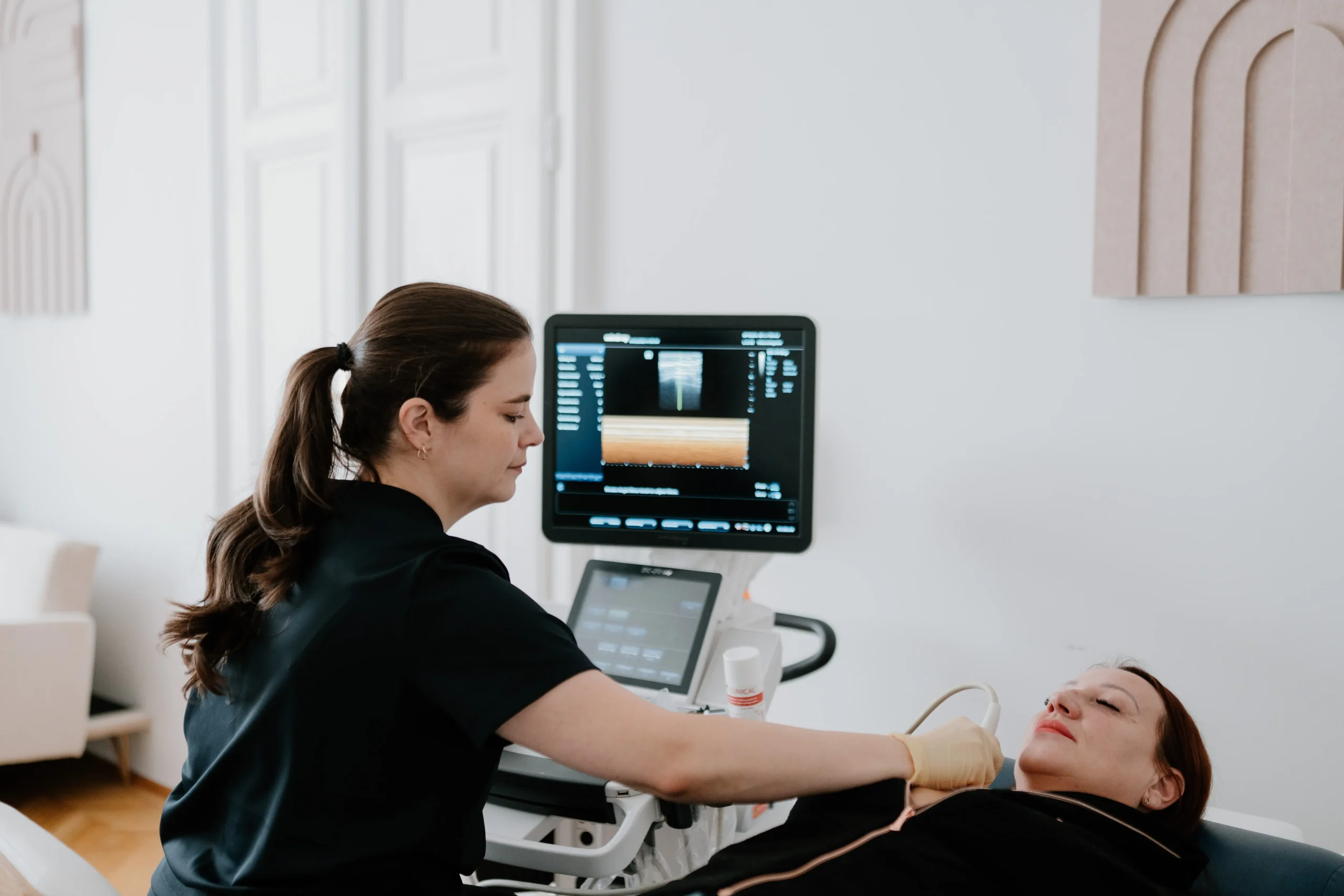 Dr. Katharina Udvari bei der Ultraschalluntersuchung einer Patientin