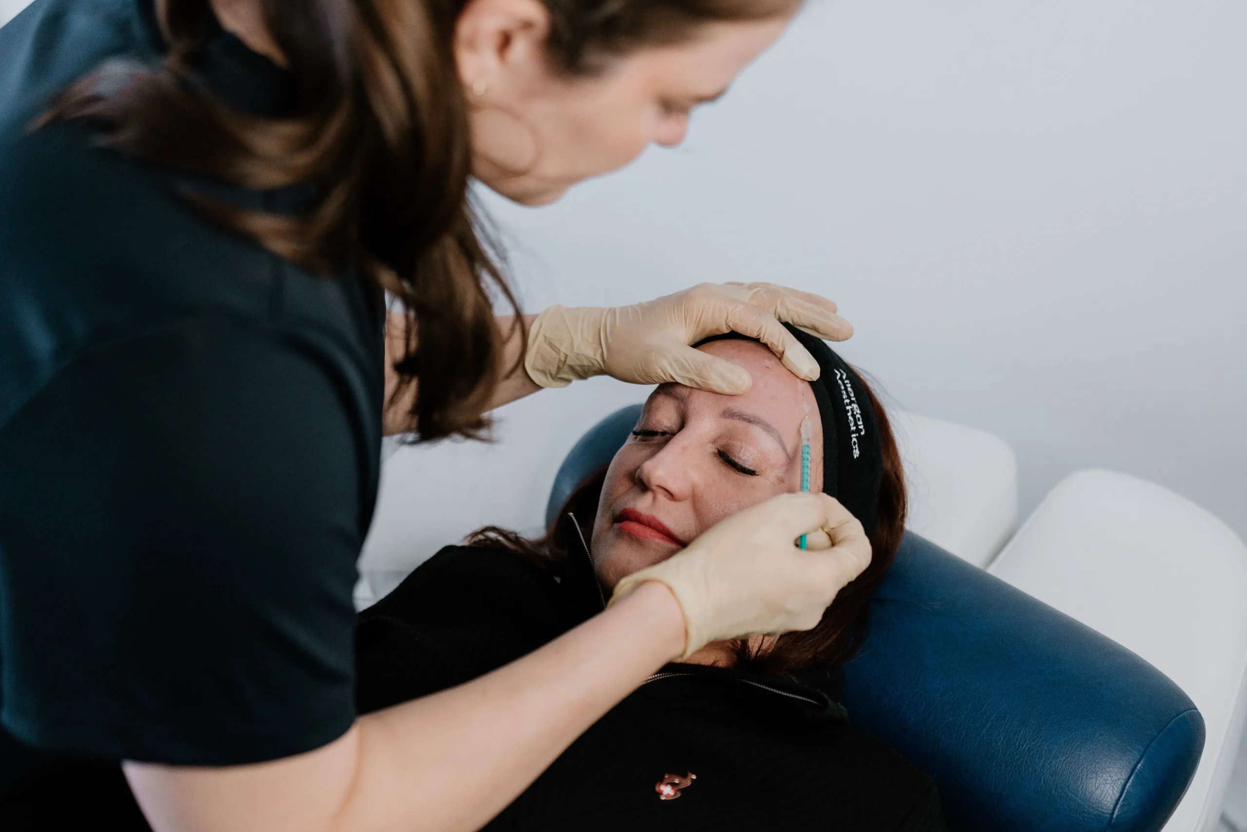 Botulinumtoxin-Behandlung im Gesicht einer Patientin durch Dr. Udavri.