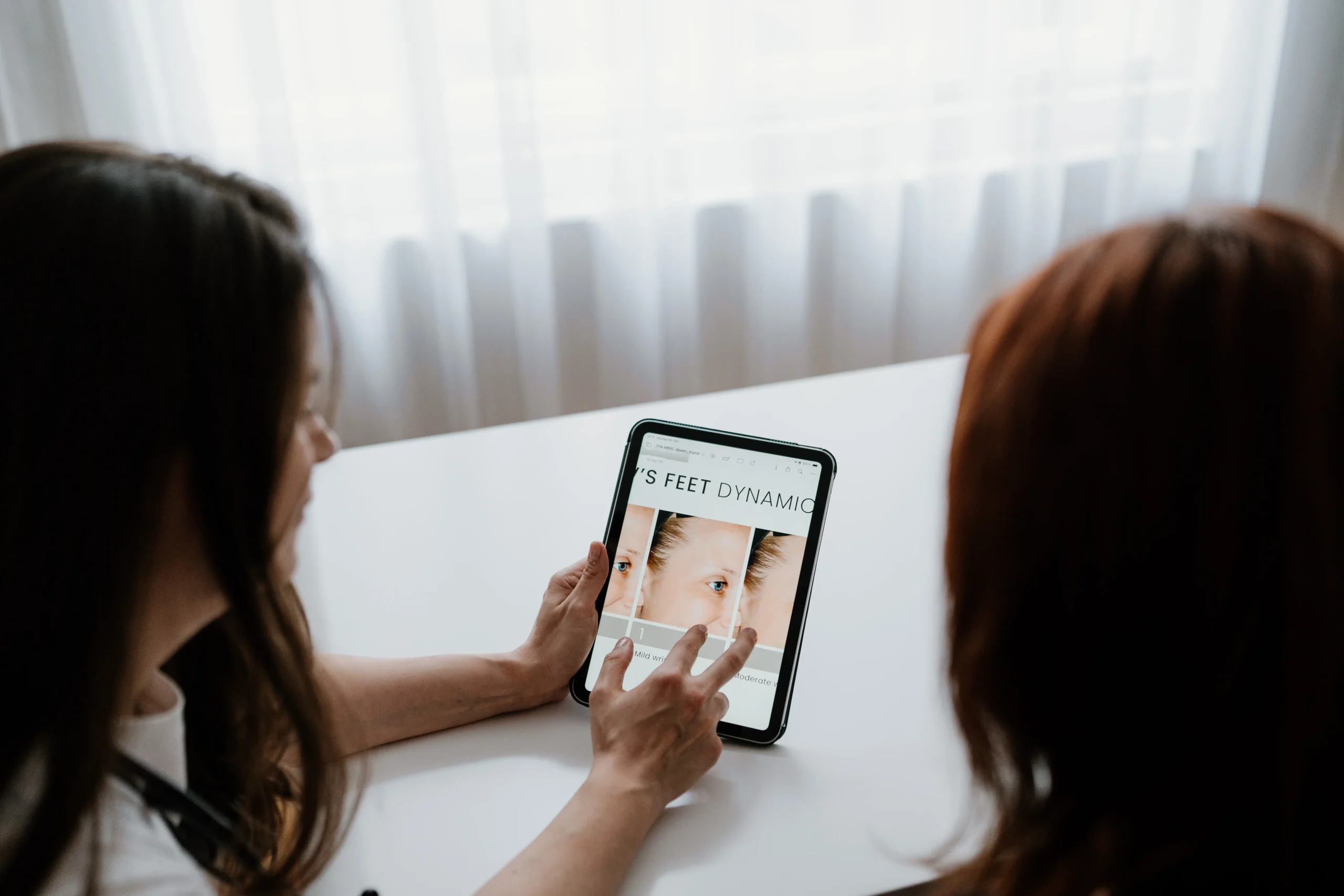 Ein Hautanalyse-Gespräch zur Microneedling Behandlungen bei Dr. Udvari in Wien